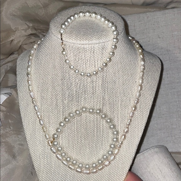 Elegant White Necklace with Polished Finish includes 2 bracelets. (faux) - Picture 1 of 4